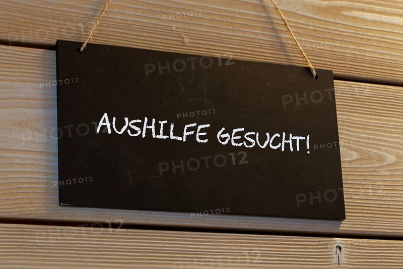 Close-up of a sign with the inscription AUSHILFE GESUCHT (symbolic image)