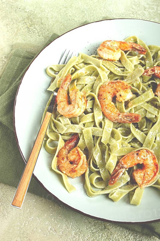 Tagliatelle with spinach, in cream sauce, with shrimp, homemade, no people