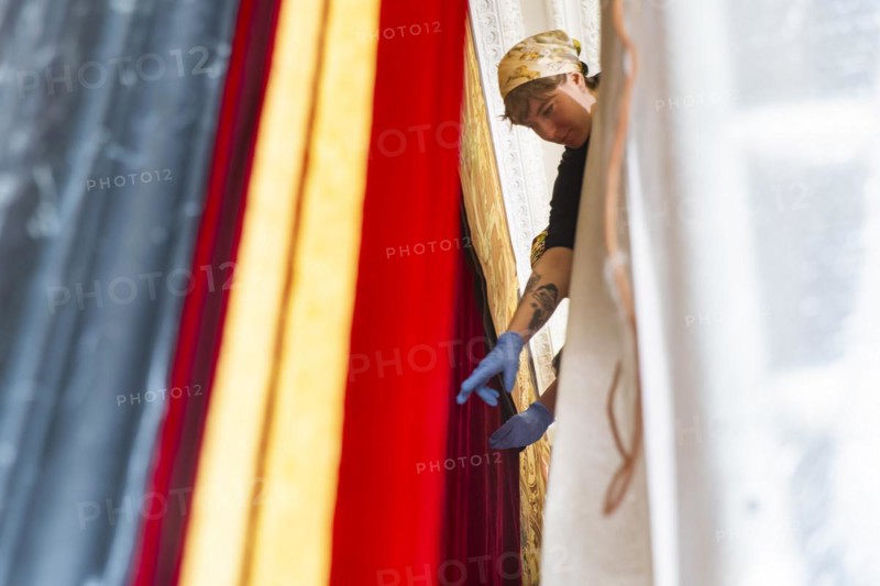 Hanging of the last tapestries in the Royal Parade Rooms in the Dresden Residenzschloss, Dresden, Saxony, Germany, Europe