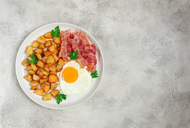 Polish breakfast, fried potatoes, with egg and bacon, homemade, no people, breakfast