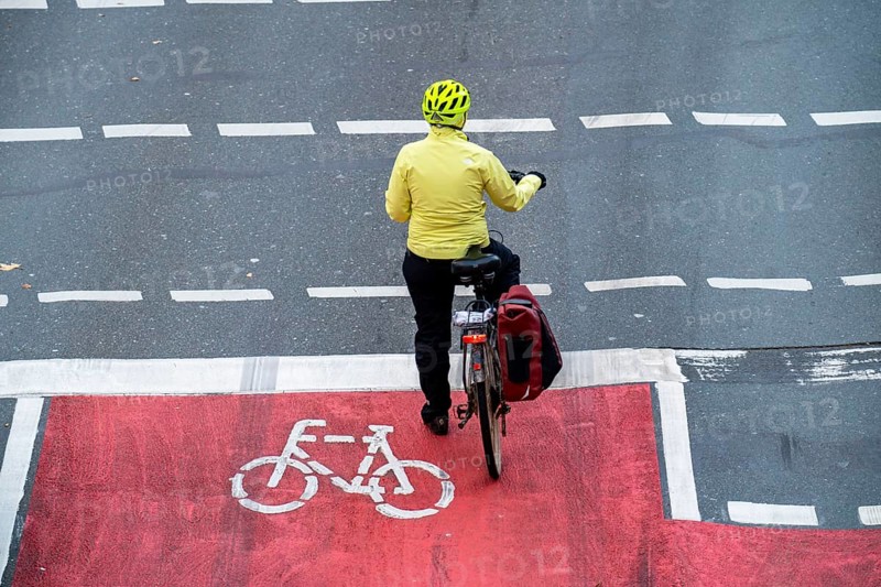 Cycle lane, traffic light box, exclusively for bicycles, the new environmental lane on Schützenbahn street in Essen city centre, cyclists and buses have their own lane, traffic lights give cyclists a time advantage over cars, Essen, North Rhine-Westphalia, Germany, Europe