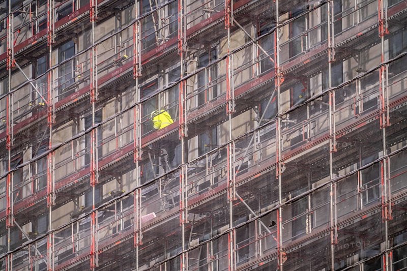 Construction workers on building sites in the east of Hafencity Hamburg, office building, new district on the Elbe, on the site of the former free harbour, residential units for 14, 000 people, 3, 000 hotel beds, 45, 000 jobs, Hamburg, Germany, will be built here by the 2030s, Europe