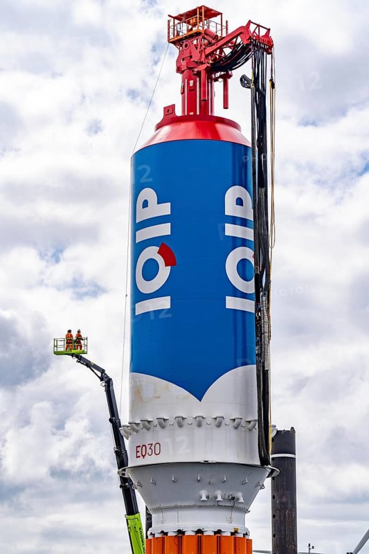 Platform with the IQIP EQ-Piling System, for noise-reduced piling of steel pipes, as a foundation in the seabed, for offshore wind turbines, to protect marine animals from noise during piling, in the seaport of Rotterdam, Maasvlakte, Rotterdam Netherlands