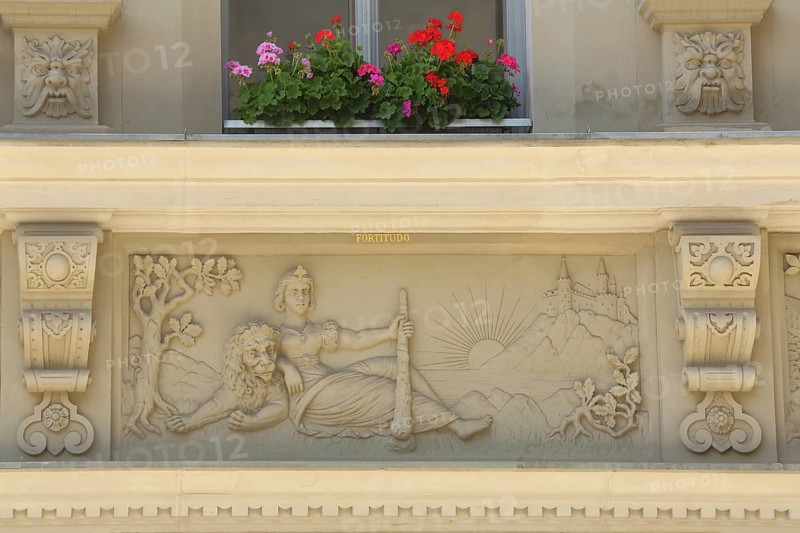 Relief sculpture Fortitudo, allegory of valour, courage, strength, power, inscription, allegorical, arts and crafts, window with ornaments and floral decoration, reflection, Gildehaus, Fischmarkt, Erfurt, Thuringia, Germany, Europe
