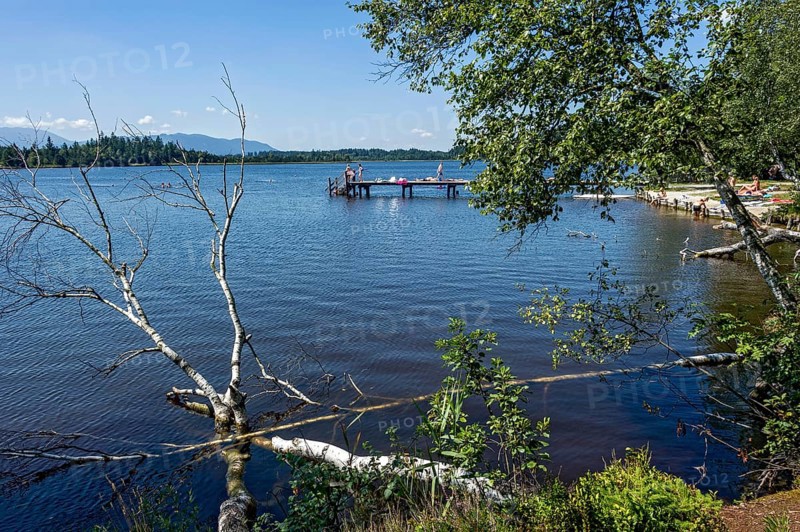 Kirchsee moor lake, bathing lake with jetty for moor bathing near Reutberg monastery, Sachsenkam, Ellbach and Kirchseemoor nature reserve, Isarwinkel, behind Heiglkopf, Blomberg, Upper Bavaria, Bavaria, Germany, Europe
