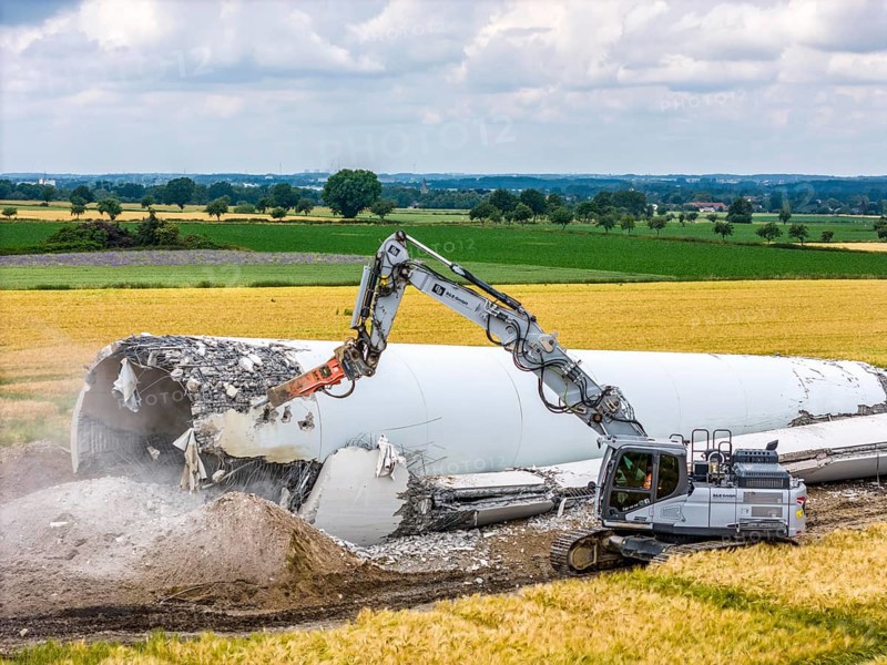 Demolished tower of a 20 year old wind turbine, in the Werl wind farm, 5 old Enercon E-66 turbines are demolished, 2 new Siemens SG6.6-170 wind turbines replace them, the 2 new wind turbines produce twice as much energy, 12 MW power, as the 5 old wind turbines, called repowering, demolition work, Werl, North Rhine-Westphalia, Germany, Europe