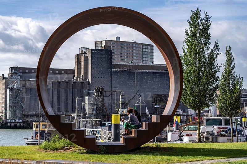 Walk-in steel sculpture on Maashaven Noordzijde street, in the Katendrecht neighbourhood, Feijenoord district of Rotterdam, on the Maashaven, Netherlands