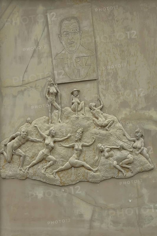 Sculpture Ludwigs Erbe by Peter Lenk 2003, naked figures, inscription, Hartz, citizen's income, social welfare, satire, detail, monochrome, grey, relief, town hall, Ludwigshafen, Bodman-Ludwigshafen, Überlinger See, Lake Constance, Lake Constance area, Hegau, Baden-Württemberg, Germany, Europe