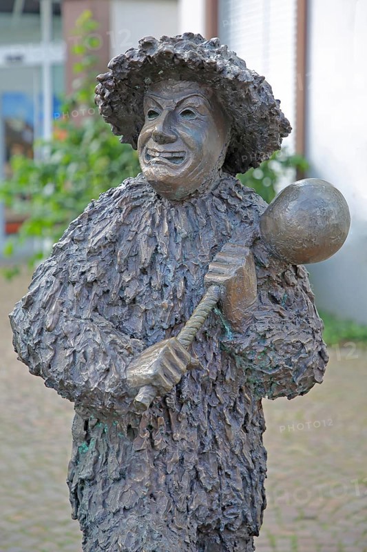 Fool's fountain by Walter Haaf 1971, carnival fountain, Swabian-Alemannic, carnival, fool with carnival mask, sculpture, bronze, carnival, Zell am Harmersbach, Ortenau, Southern Black Forest, Black Forest, Baden-Württemberg, Germany, Europe