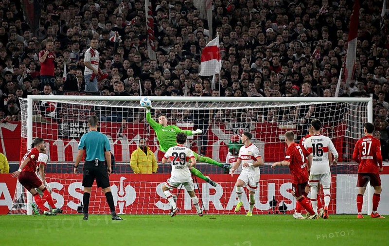 Penalty area scene, goal area scene Parade Brilliant save Goalkeeper Julian Krahl 1. FC Kaiserslautern FCK (01) Referee Referee Daniel Schlager Anthony Rouault VfB Stuttgart (29) MHPArena, MHP Arena Stuttgart, Baden-Württemberg, Germany, Europe