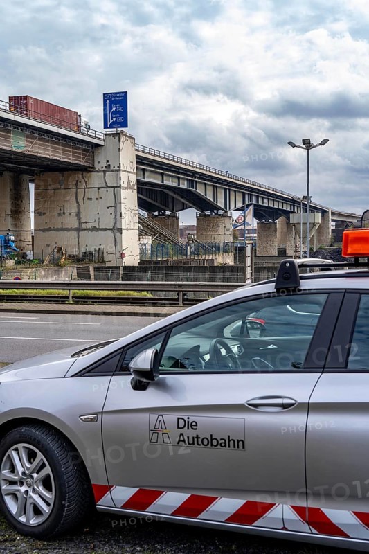 The Berlin Bridge, motorway A59, over the Duisburg port area, 1.8 km long, has a remaining useful life until 2029, due to various damages, such as hairline cracks in the steel girders, the bridge piers have already been temporarily renovated, the bridge, important north-south axis in the Ruhr area, is already closed for heavy goods vehicles, Duisburg, North Rhine-Westphalia, Germany, Europe