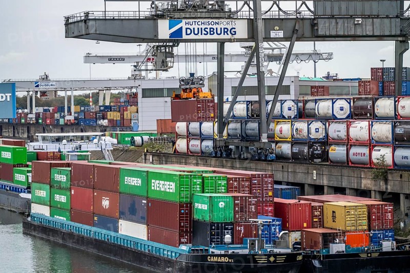 Port of Duisburg Ruhrort, Container freighter being loaded and unloaded at DeCeTe, Duisburg Container Terminal, Duisport, Duisburger Hafen AG, Duisburg, North Rhine-Westphalia, Germany, Europe