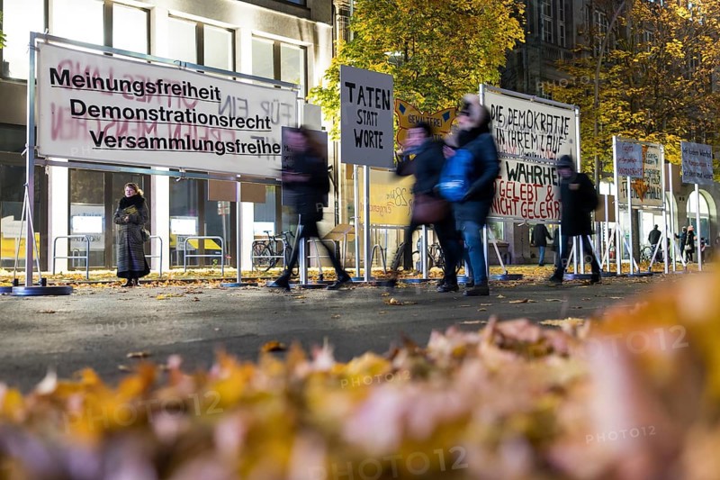 Between signs painted by children, former banners were set up on Zimmerstraße between the Brandenburg Tor and Checkpoint Charlie with the slogans Freedom of expression / right to demonstrate / freedom of assembly!, Deeds not words!, Opinions have been exchanged enough, let's finally see reforms!, Non-violent for democracy and The truth is lived and not taught to mark the 35th anniversary of the fall of the Berlin Wall, 8 November 2024
