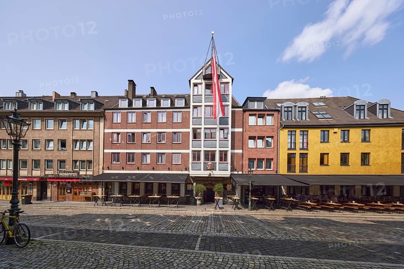 Brewery in Füchsen and Rosenrot night bar on Ratinger Straße in the historic centre of Düsseldorf, state capital, independent city, North Rhine-Westphalia, Germany, Europe
