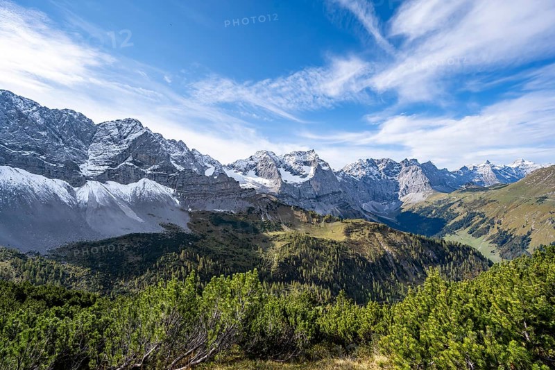 Mountain panorama with steep rocky peaks, view of Laliderspitze, Dreizinkenspitze and Spritzkarspitze peaks, Hahnkampl peak, Engtal, Karwendel, Tyrol, Austria, Europe