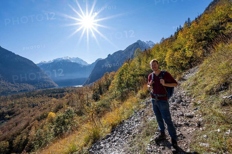 Mountaineers on a mountain hiking trail, Rinnkendlsteig, autumn forest and snow-covered mountains, Sonnenstern, Berchtesgaden National Park, Berchtesgadener Land, Upper Bavaria, Bavaria, Germany, Europe