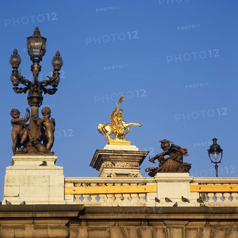 Der geflügelte Pegasus der von einer Fama, der Göttin des Ruhmes, gezügelt wird, Kandelaber mit Putten, Pont Alexandre III, Paris, Frankreich
