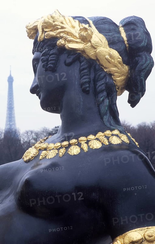 Fontaine des Mers von Jacques Hittorff auf dem Place de la Concorde, dahinter der Eiffelturm, Paris, Frankreich