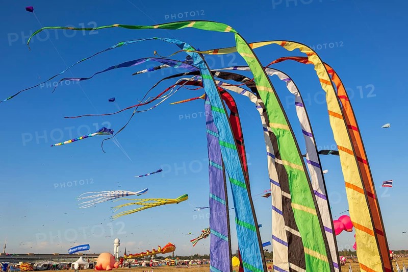 Drachenfest 2024, festival of giant kites, Stadt und Land, Tempelhofer Feld, Berlin, Germany, 21.09.2024 < english> Kite Festival 2024, festival of giant kites, September 21, 2024, Europe