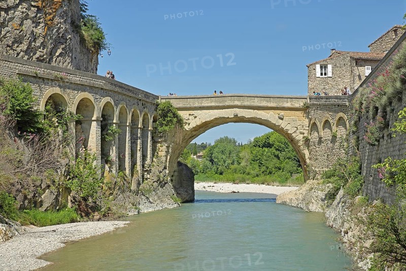 Pont Romain over the river Ouvèze, Roman bridge, landmark, Roman, Roman period, stone arch bridge, Ouveze, Vaison-la-Romaine, Vaucluse, Provence, France, Europe