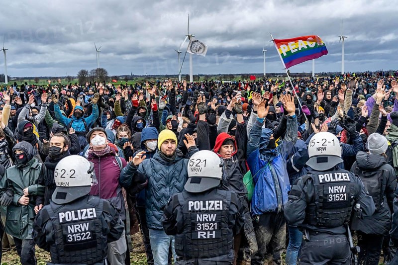 Violent clashes between thousands of demonstrators and the police, after a demonstration against the demolition of the brown coal village of Lützerath, the demonstration participants try to get to the rest of the village, Lützerah, and storm it, the police prevent this with a large contingent of forces, Erkelenz, North Rhine-Westphalia, Germany, Europe
