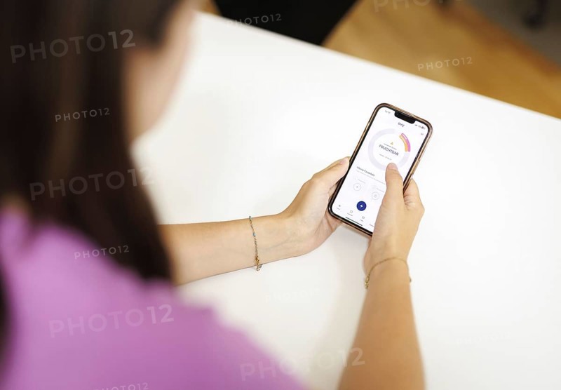 A hand holds a smartphone with a cycle tracking app open. Berlin, 08.08.2024