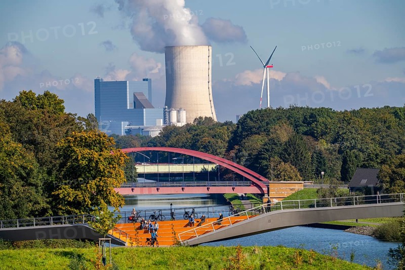 New bridge over the Rhine-Herne Canal and the Emscher, leap over the Emscher, bicycle and pedestrian bridge, 412 metres long, at the so-called Emscherland, Castrop-Rauxel water cross, background: UNIPER coal-fired power station Datteln 4, North Rhine-Westphalia, Germany, Europe