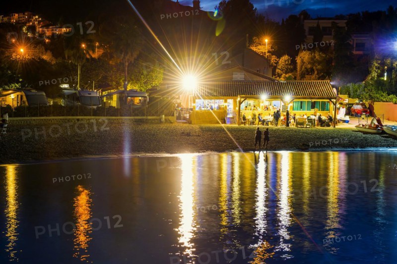 Beach bar, Cap du Dramont, blue hour, Massif de l'Esterel, Esterel Mountains, Département Var, Région Provence-Alpes-Côte d'Azur, France, Europe