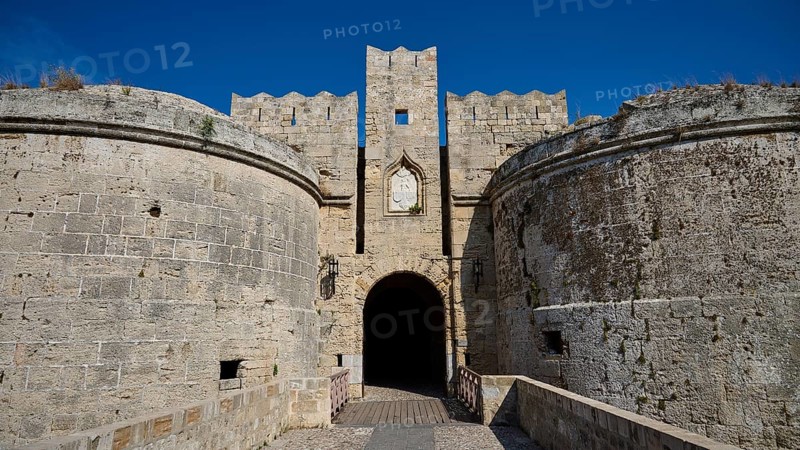 Emery d 'Amboise Tor, city wall of Rhodes, entrance of a medieval fortress with massive stone walls and towers, under blue sky, Rhodes Old Town, Rhodes Town, Rhodes, Dodecanese, Greek Islands, Greece, Europe