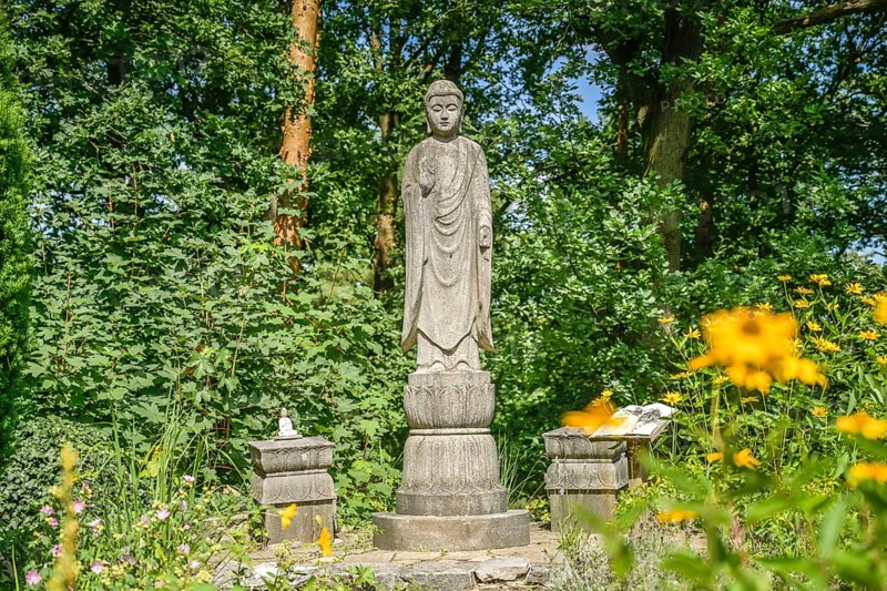 Buddha statue, garden, Buddhist house, Edelhofdamm, Frohnau, Reinickendorf, Berlin, Germany, Europe