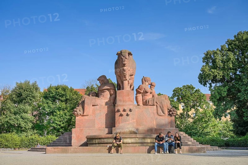 Stierbrunnen, Arnswalder Platz, Prenzlauer Berg, Pankow, Berlin, Germany, Europe