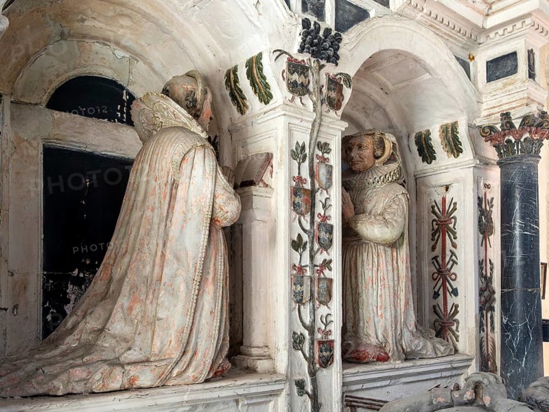Women kneeling family memorial monument, wives of Thomas Barnadiston died 1619, Kedington church Suffolk, England, UK