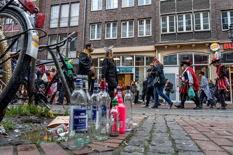 Rose Monday parade in Düsseldorf, alcohol consumption, drinking of high-proof spirits, North Rhine-Westphalia, Germany, Europe