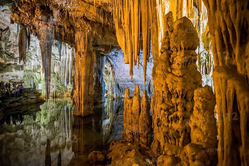 Huge stalactites and underground lake, stalactite cave, Grotta di Nettuno, Neptune Grotto, Capo Caccia, near Alghero, Sardinia, Italy, Europe