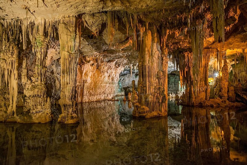 Huge stalactites and underground lake, stalactite cave, Grotta di Nettuno, Neptune Grotto, Capo Caccia, near Alghero, Sardinia, Italy, Europe