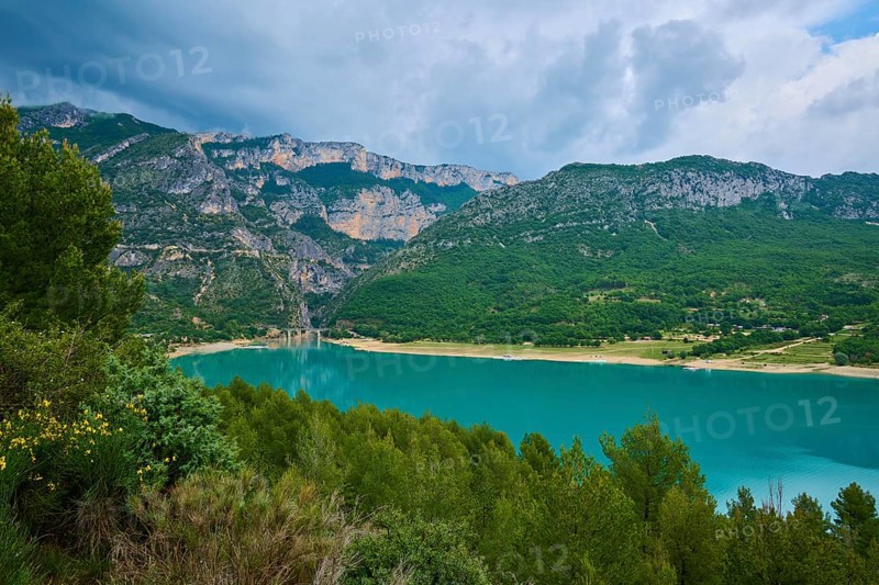 Mountain landscape with the Lac de Sainte-Croix reservoir and tree-covered slopes, summer, Lac de Sainte-Croix, Verdon Regional nature park Park, Alpes-de-Haute-Provence, France, Europe