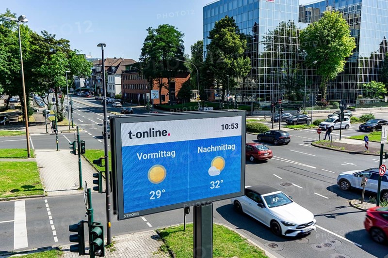 Digital billboard, by Ströer, at the crossroads, Martinstraße, Alfredstraße, B224, in Essen, t-online weather information, hot summer day in the city, North Rhine-Westphalia, Germany, Europe