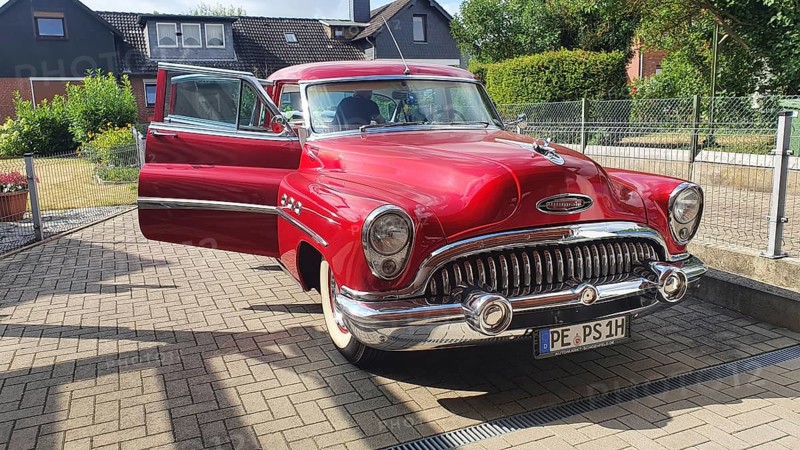 A shiny red vintage car with chrome details parked on a street on a sunny day, classic car, Buick Eight, Ilsede, Peine district, Lower Saxony, Germany, Europe