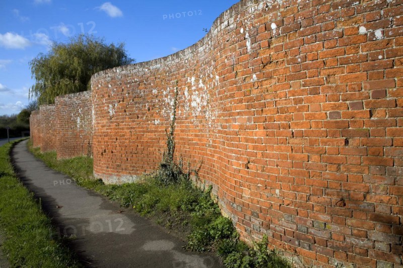 Crinkle crankle traditional brick wall, Easton, Suffolk, England. A wall for growing fruit, dating in England from the mid-18th century, whose curving lines gave added strength, thus doing away with the need for buttressing