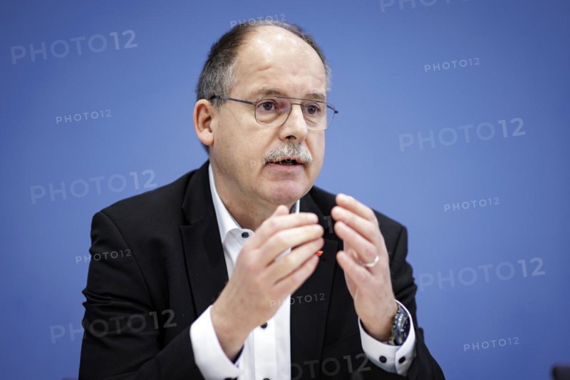 Stefan Koerzell, member of the Executive Committee of the German Trade Union Confederation (DGB), spoke at a press conference on the topic of Averting cuts, securing future investments: In favour of a change of course in financial and budgetary policy at the Federal Press Conference. Berlin, 11.04.2024