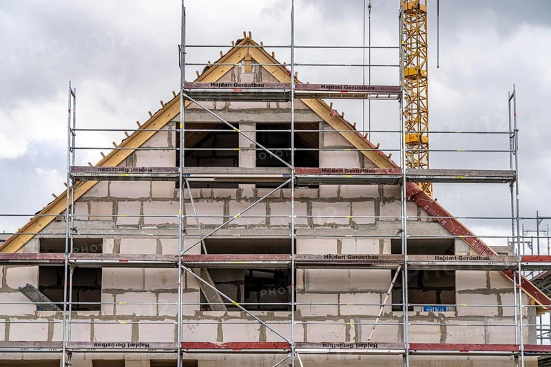 New development district, around 140 detached and semi-detached villas being built in the south of Duisburg, various property developers, shells, construction work, North Rhine-Westphalia, Germany, Europe