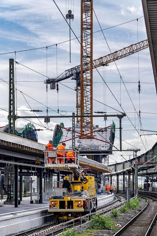 Modernisation of Duisburg Central Station, the platforms of the 13 tracks are being renewed, the old flat roofs are being replaced by corrugated steel and glass roofs, renewal of the overhead lines, the conversion is taking place during ongoing operations, one platform is always closed, the conversion measure should be completed by 2028, Duisburg North Rhine-Westphalia, Germany, Europe