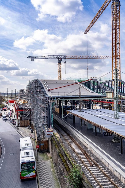 Modernisation of Duisburg Central Station, the platforms of the 13 tracks are being renewed, the old flat roofs are being replaced by corrugated steel and glass roofs, east entrance, the conversion is taking place during ongoing operations, one platform is always closed, the conversion measure should be completed by 2028, Duisburg North Rhine-Westphalia, Germany, Europe