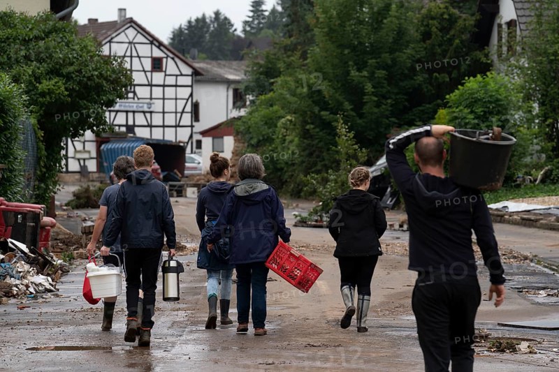 Flood in North Rhine-Westphalia, the village of Iversheim on the Erft was almost completely flooded Damage to almost all buildings and the road, clean-up work, Iversheim, district of Bad Münstereifel, residents supply neighbours, North Rhine-Westphalia, Germany, Europe