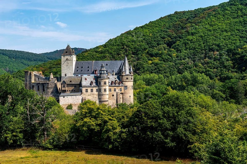 Bürresheim Castle, castle north-west of Mayen on a rocky spur in the Nettetal valley, Rhineland-Palatinate, Germany, Europe