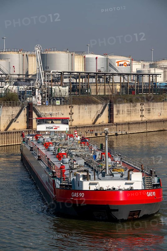 Duisport, Ruhrort harbour, oil island, TanQuid tank farm, for mineral oil products, chemical products, petrochemical products, liquefied gas, cargo ships, tanker, Duisburg, North Rhine-Westphalia, Germany, Europe