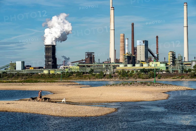 Low water level on the Rhine, banks dry up, sandbanks in the river, shipping can only navigate with reduced cargo and speed, Thyssenkrupp Steel, steelworks, Schwelgern coking plant, Duisburg-Bruckhausen, North Rhine-Westphalia, Germany, Europe