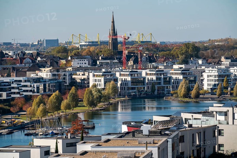 The Phoenix Lake in Dortmund's Hörde district, an artificial lake on the former Phoenix-Ost steelworks site, residential development, local recreation area, catering, Dortmund, North Rhine-Westphalia, Germany, Europe