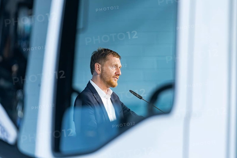 Presentation of the first fuel cell lorry from FES GmbH Fahrzeug-Entwicklung Sachsen. FES GmbH has been involved in the development of fuel cell systems and their application in vehicles for more than seven years and will now register the first truck with a weight of 18 tonnes in road traffic. Saxony's Minister President Michael Kretschmer gives a welcoming speech, FES, Zwickau, Saxony, Germany, Europe