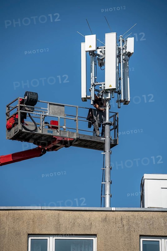 Assembly, installation of a 5G mobile radio transmitter, mast on a residential building, fast mobile internet, Düsseldorf, North Rhine-Westphalia, Germany, Europe